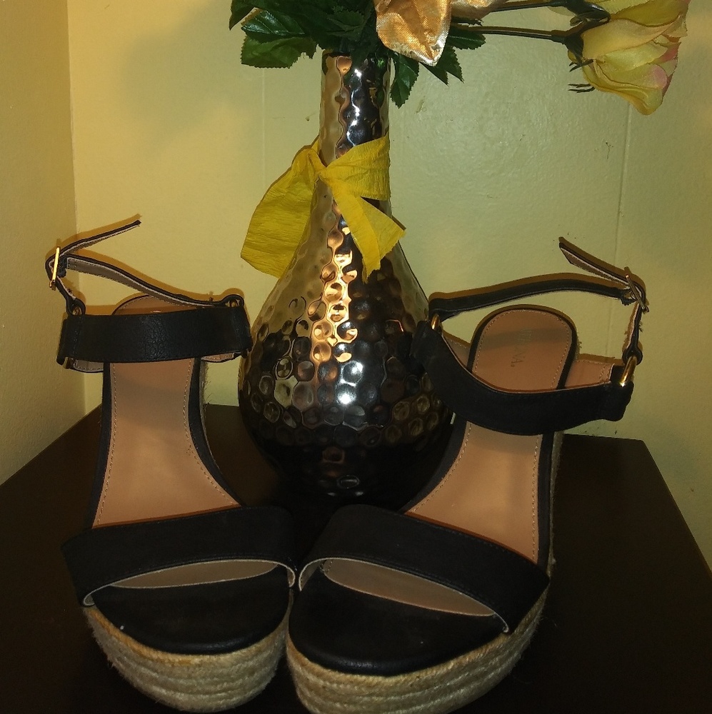 Black wedges